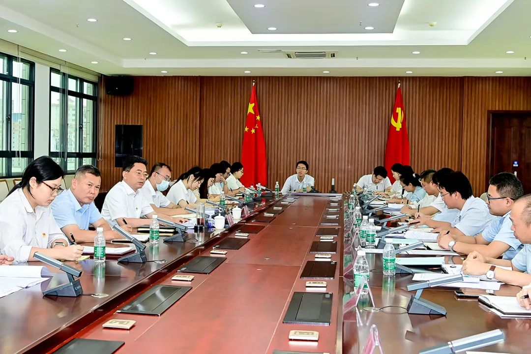 龙卫东以普通党员身份参加党支部组织生活会和民主评议党员会议